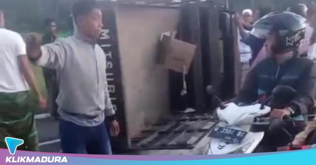 Mobil Pikap Bermuatan 23 Orang Terguling di Pamekasan, 4 Orang Sempat Alami Koma  