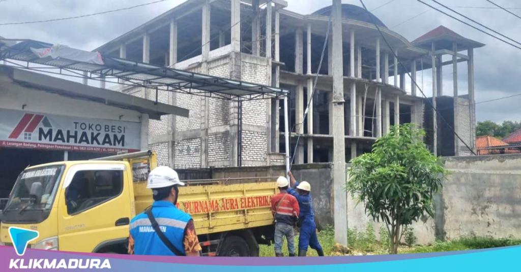Tegangan Listrik di Desa Badung, Pamekasan Kembali Normal Berkat Gerak Cepat PLN Tindak Lanjuti Keluhan Warga