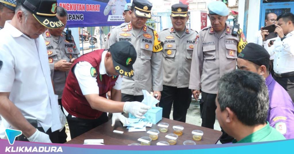 Kapolres Siswantoro Pimpin Langsung Tes Urine 17 Supir di Terminal Trunojoyo Sampang  