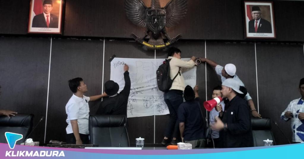 Jurnalis Pamekasan Turun Jalan, Tolak Revisi UU&nbsp;Penyiaran