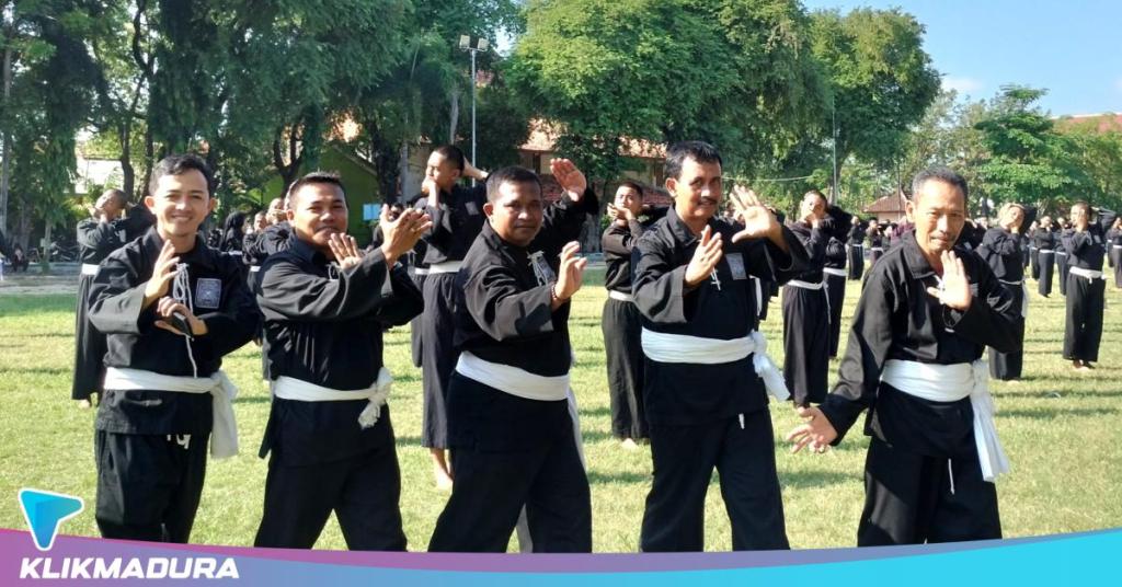 189 Calon Warga PSHT Pamekasan Ikuti Persamaan Materi di Lapangan Pendopo&nbsp;Ronggosukowati