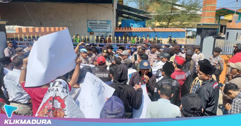 Protes Perusakan Lahan Mangrove di Pantai Selatan Pamekasan, Ratusan Warga Kepung PT Budiono  