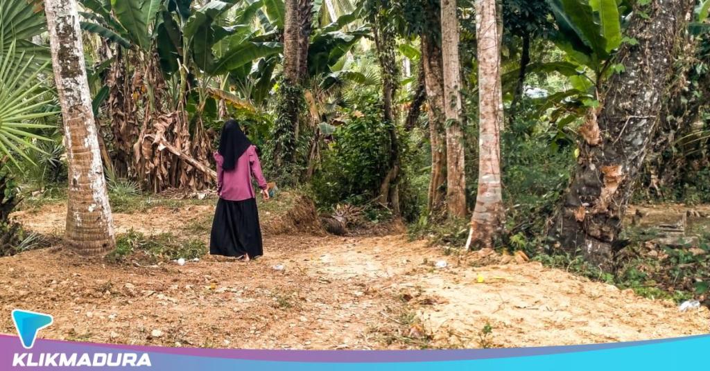 Bertahun-tahun Terisolasi, Masyarakat Pedalaman Desa Karduluk Sumenep Bikin Jalan&nbsp;Pintas