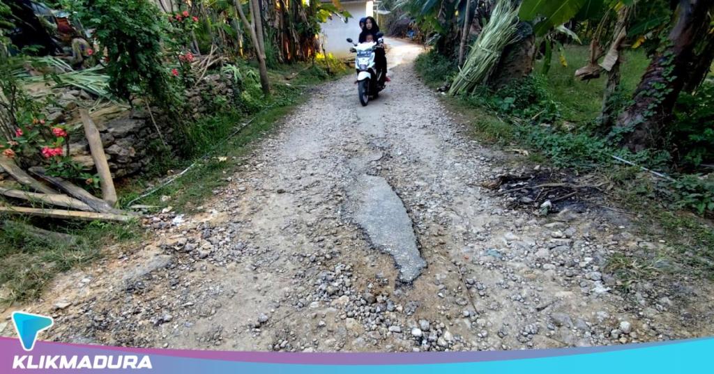 Puluhan Tahun Jalan Rusak di Desa Karduluk Sumenep Tak Diperbaiki, Warga&nbsp;Mengeluh