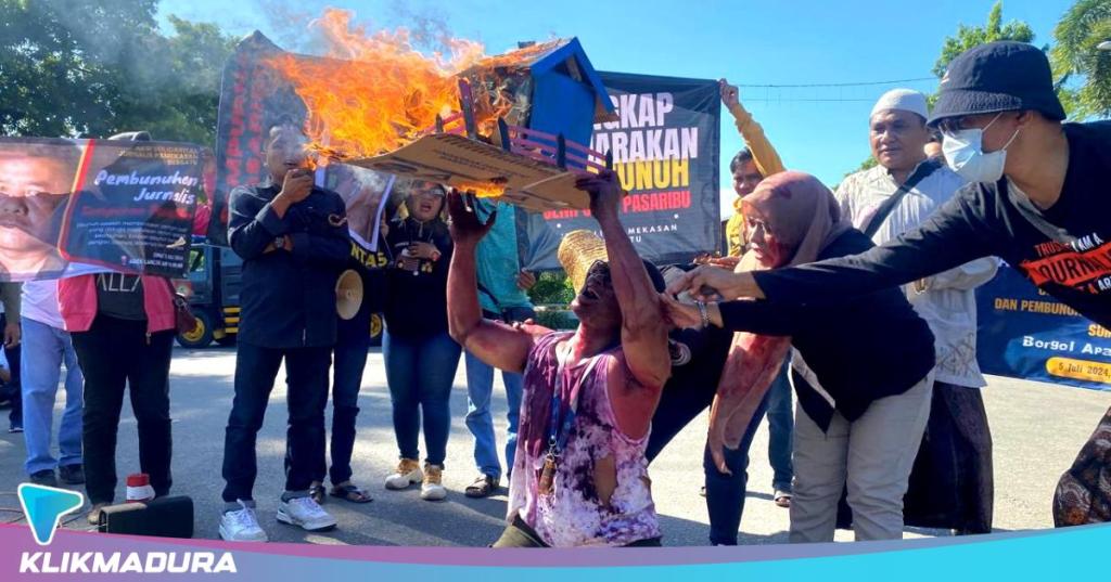 Wartawan Tribata TV dan Tiga Anggota Keluarganya Tewas Terbakar, Jurnalis Pamekasan Gelar Aksi&nbsp;Teaterikal