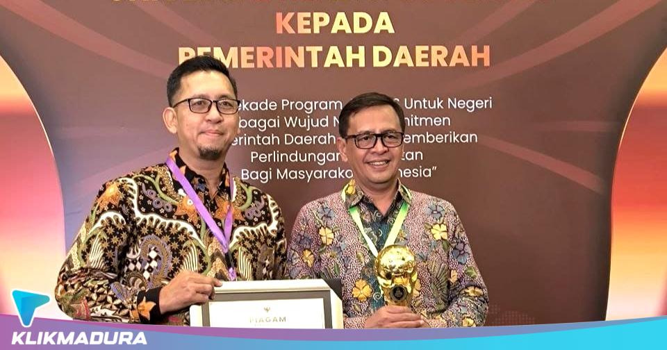 Pj Bupati Pamekasan Masrukin Terima Penghargaan UHC Awards 2024 dari Wakil&nbsp;Presiden