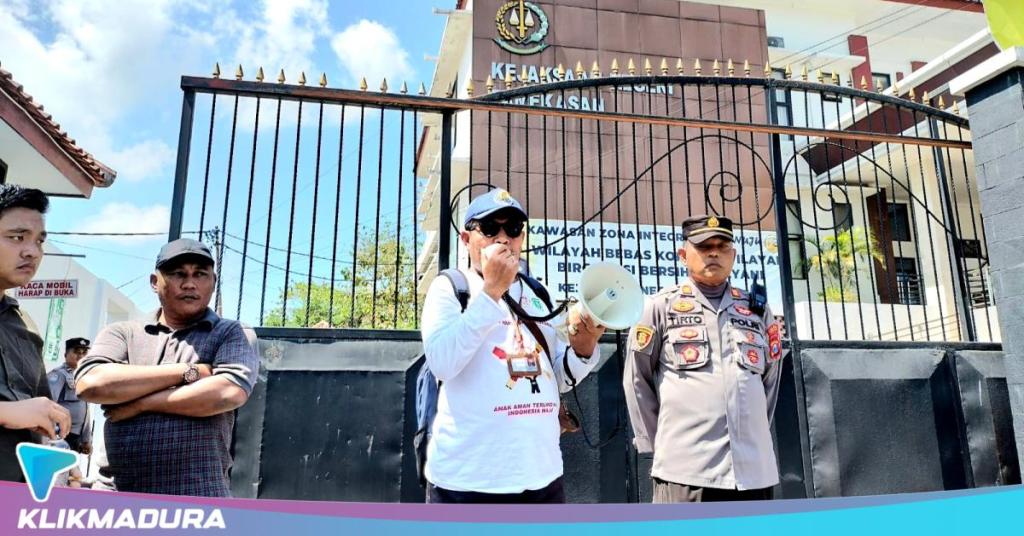 Kecewa Kliennya Ditetapkan Tersangka Kasus Korupsi, Pengacara di Pamekasan Gelar Aksi&nbsp;Tunggal
