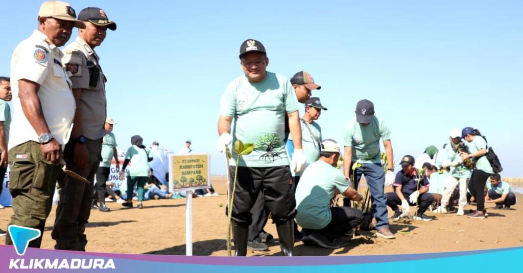 Jaga Kawasan Pesisir dari Ancaman Abrasi, Pemprov Jatim Bersama Pemkab Sampang Tanam 24 Ribu Mangrove